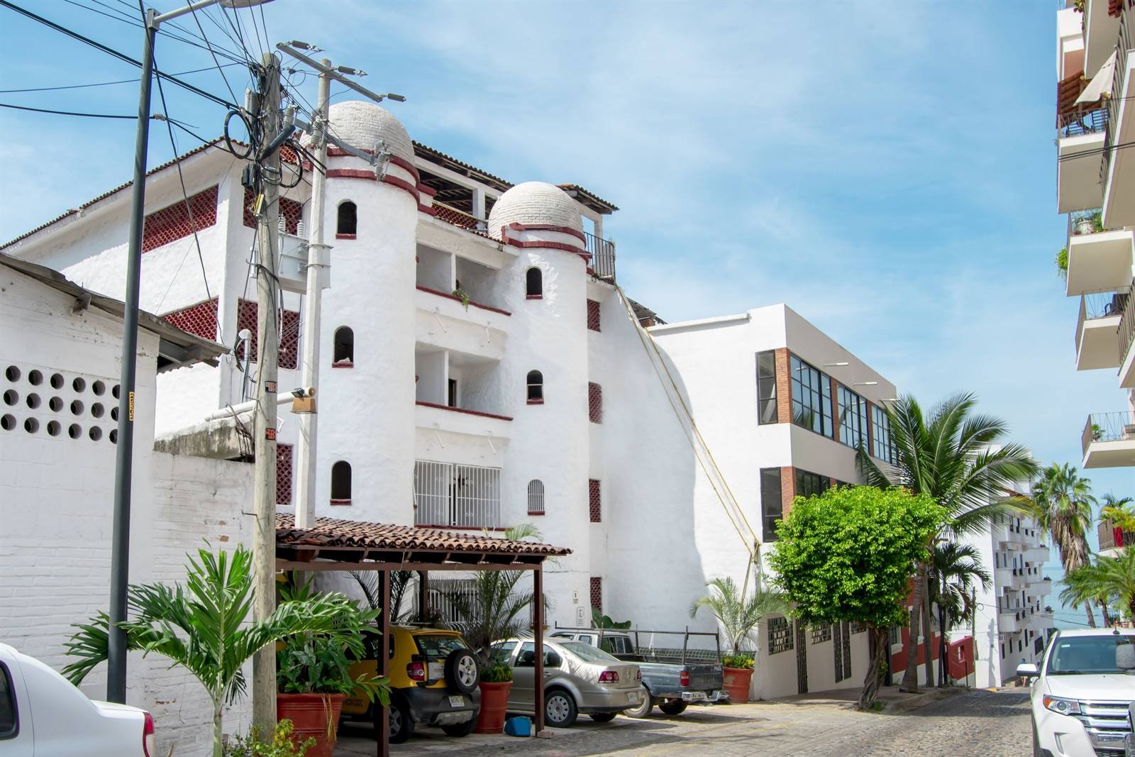 Petit Hotel Pilitas: the white building with balconies on Calle Pilitas, in the Romantic Zone
